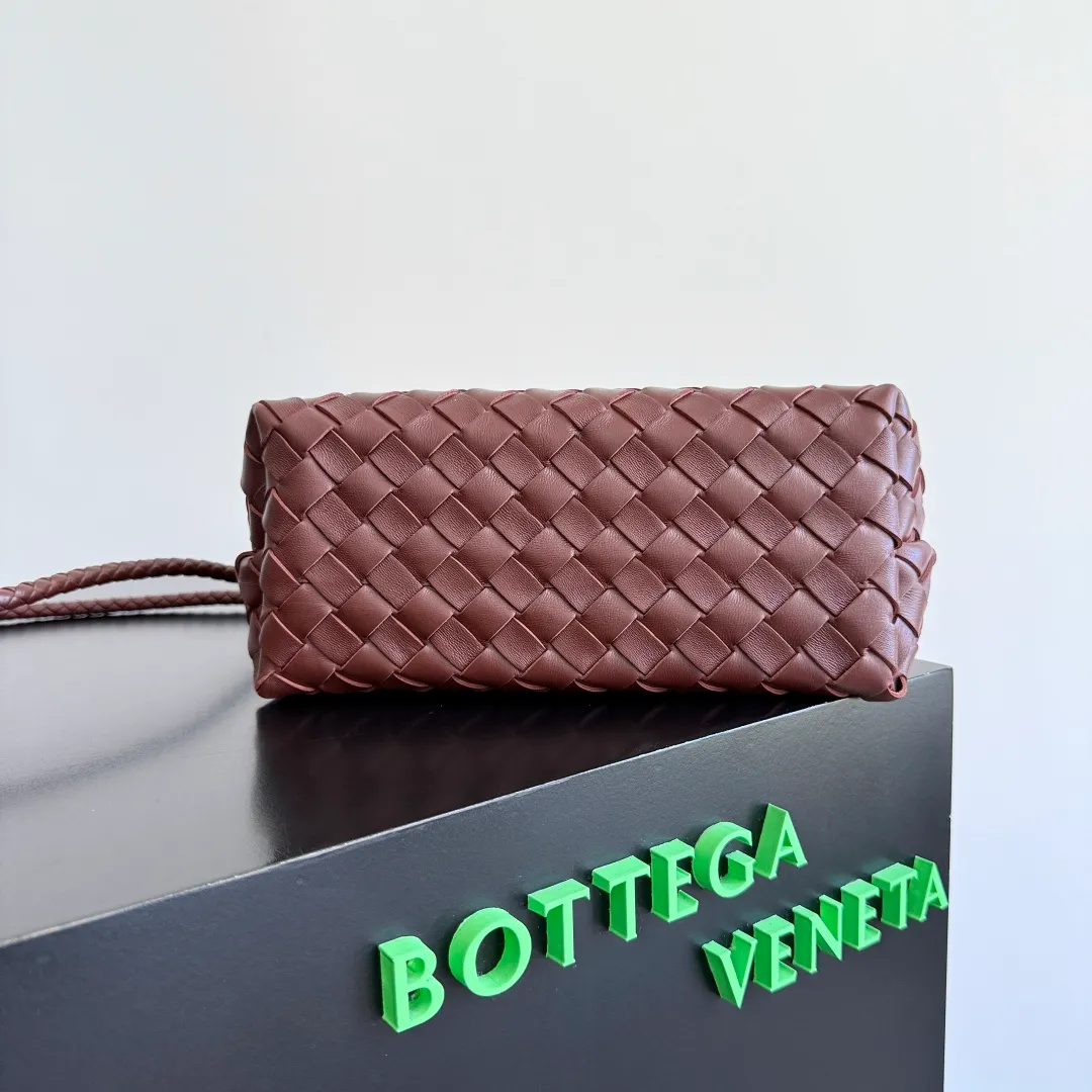 The 2023 new Andiamo batch of 1860 BV has been shipped‼ ️Really popular🔥The new Andiamo woven handbag launched by Bottega Veneta this season is really popular all over the world! ! Celebrities at home and abroad have worn it, and Oscar-winning actress Michelle Yeoh has taken it out on the street. Song Jia, Trai Yara, Yu Feihong, Sanji Ayaka, Rosie Hunting-Whiteley, Yoshioka Riho, etc. have all picked up this bag. It is classic and versatile, showing off its temperament, and the bag capacity is also large, which is very convenient for daily commuting! ! A variety of carrying methods, the shoulder straps can be adjusted by yourself, the original lambskin feels soft and delicate, and the unisex style breaks gender boundaries and brings a more practical and longer-lasting use experience. Andiamo, which has both elegant and casual styles, perfectly interprets the true appearance of "fashionable old money style". Style number: 743568 Size: 25*22*10.5cm